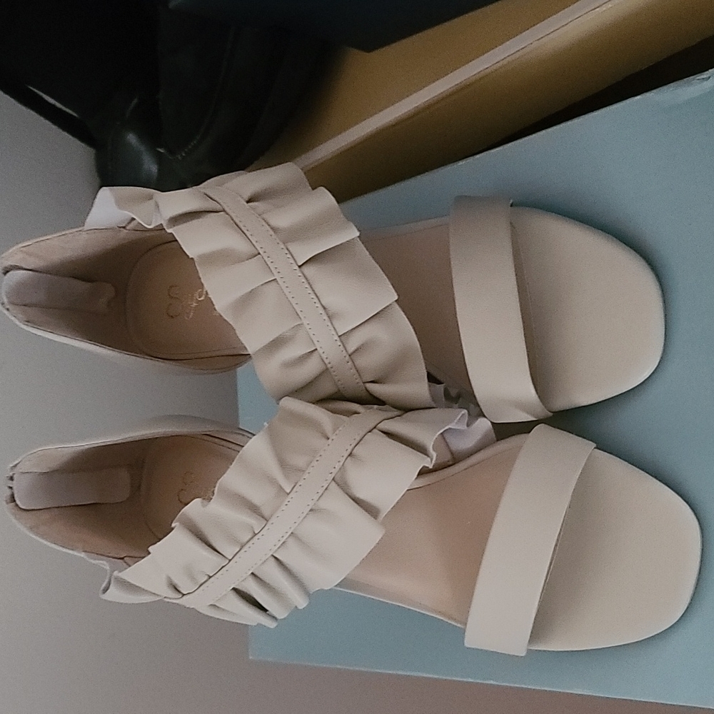 Women's Size 7 Off white leather Pumps Seychelles